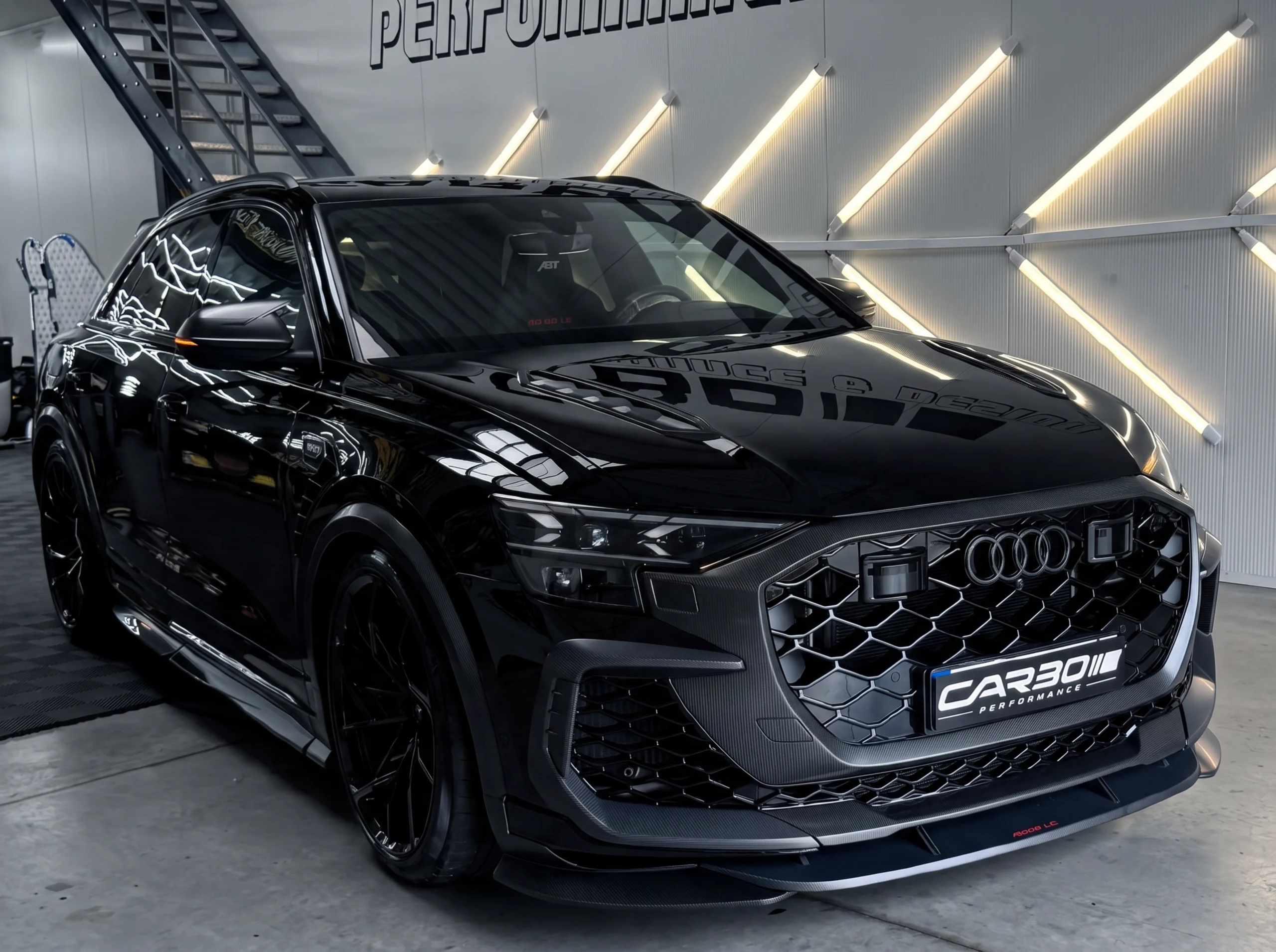 Carbo-Portofilo 6 Zwarte Audi RS Q8 ABT met Paint Protection Film (PPF) lakbescherming en carbon fiber details in de studio