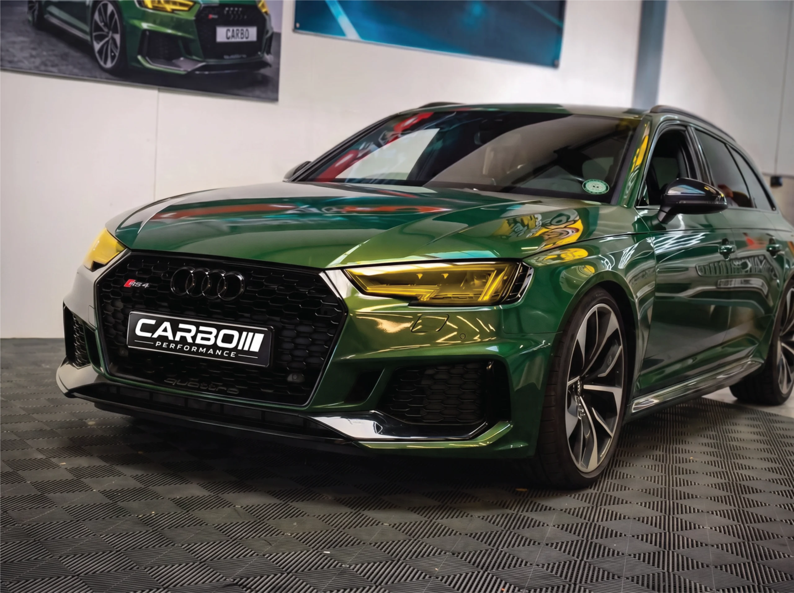 Carbo-Portofilo 17 Donkergroene Audi RS4 Avant B9 voorzien van gele koplamp PPF beschermfolie in de studio