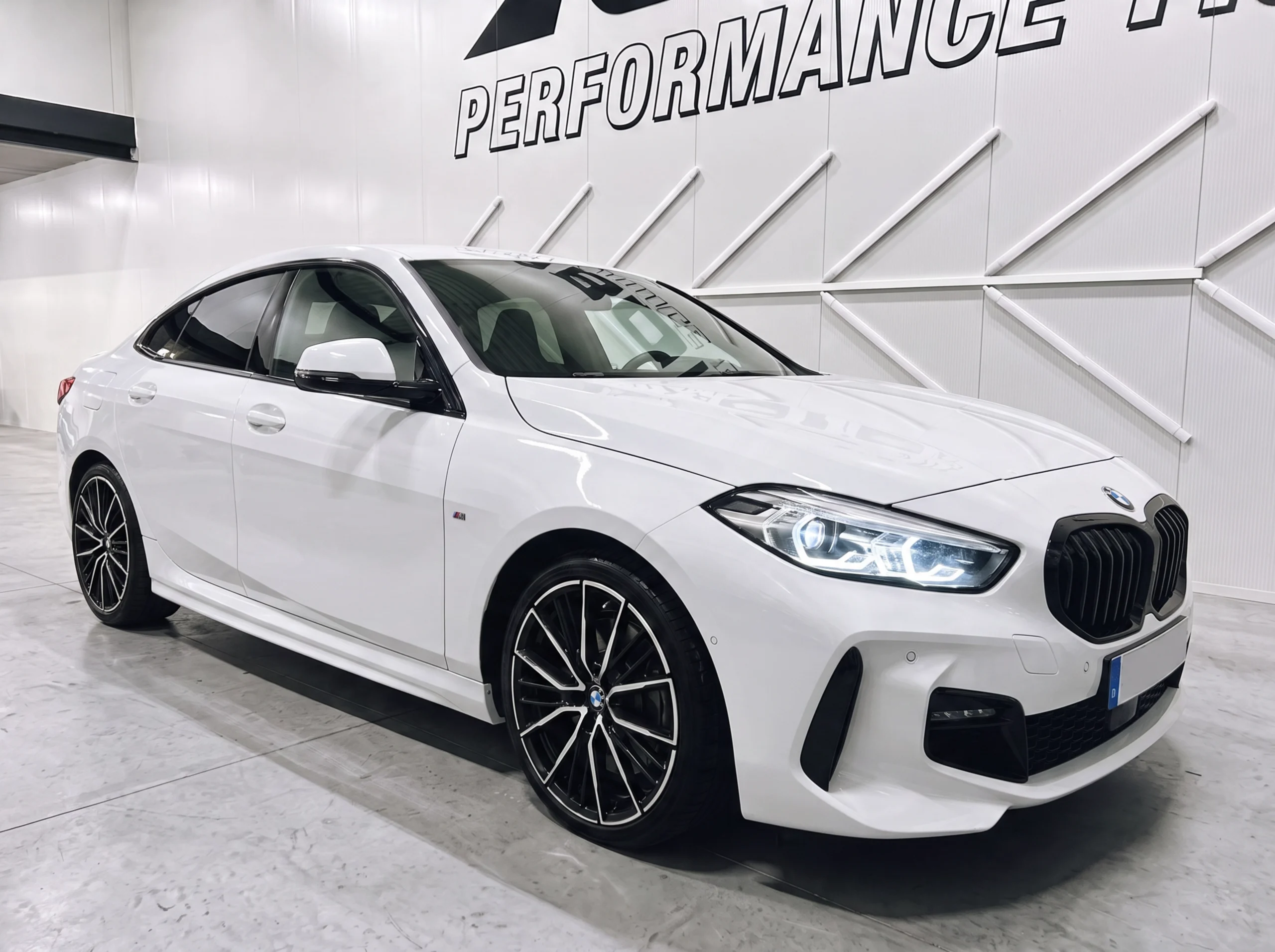 Carbo-Portofilo 20 Witte BMW 2 Serie Gran Coupé M Sport na volledige car wrap met hoogglans zwarte accenten in de studio