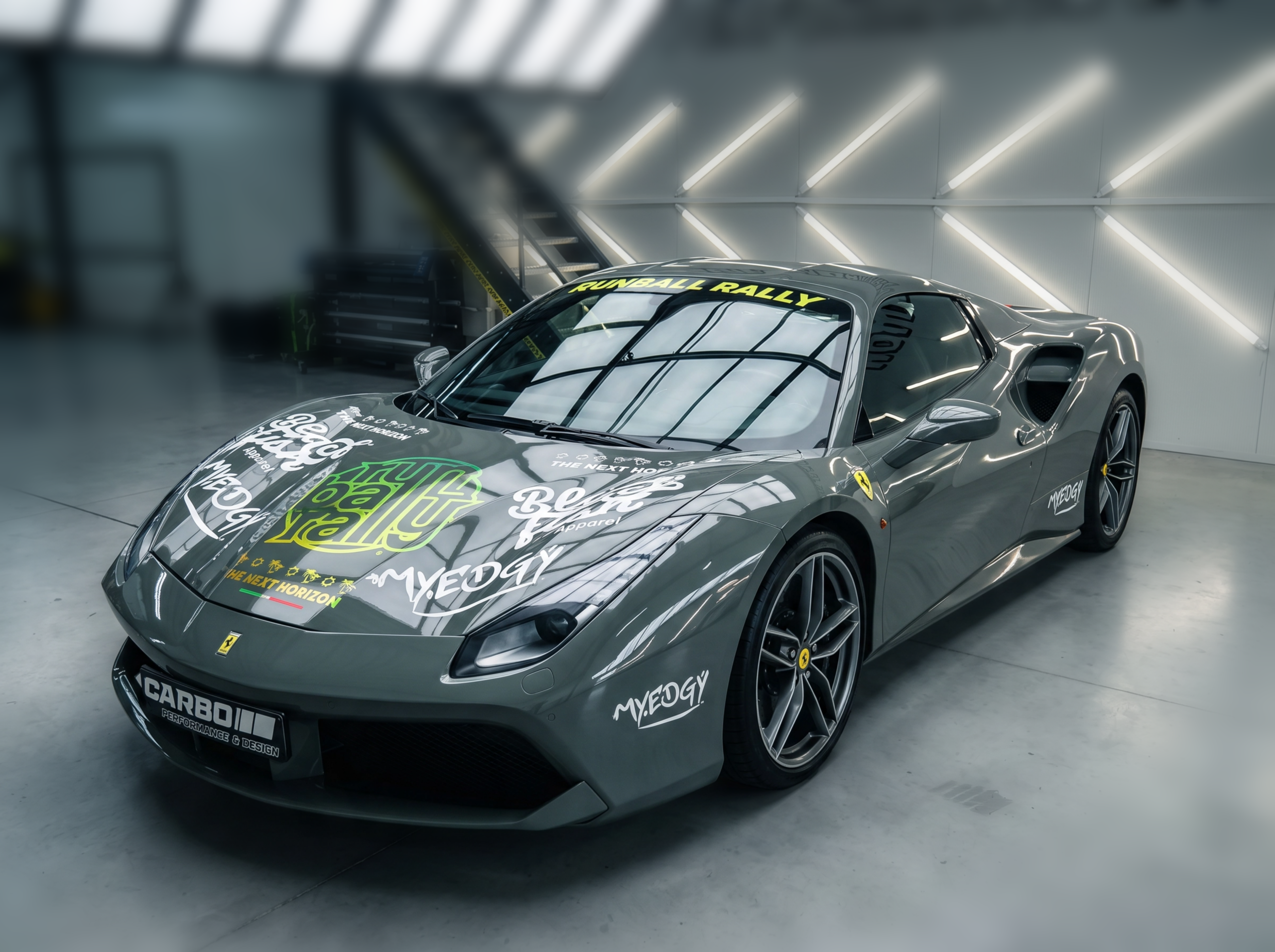Carbo-Portofilo 7 Grijze Ferrari 488 Spider voorzien van Paint Protection Film (PPF) en custom Runball Rally belettering in de studio