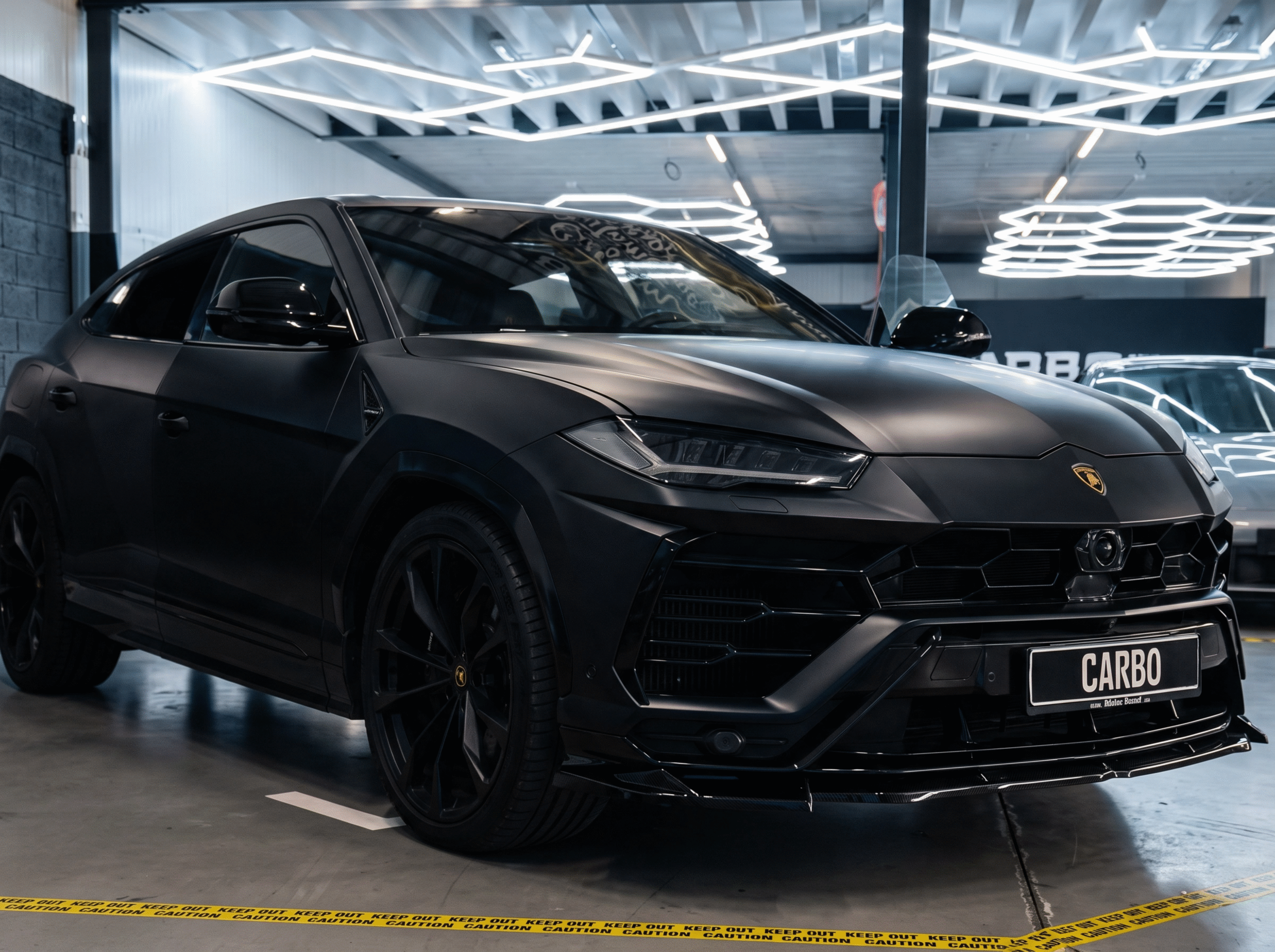Carbo-Portofilo 9 Matzwarte Lamborghini Urus voorzien van Satin Black car wrap en Ramen Tinten Type B in de detailing studio