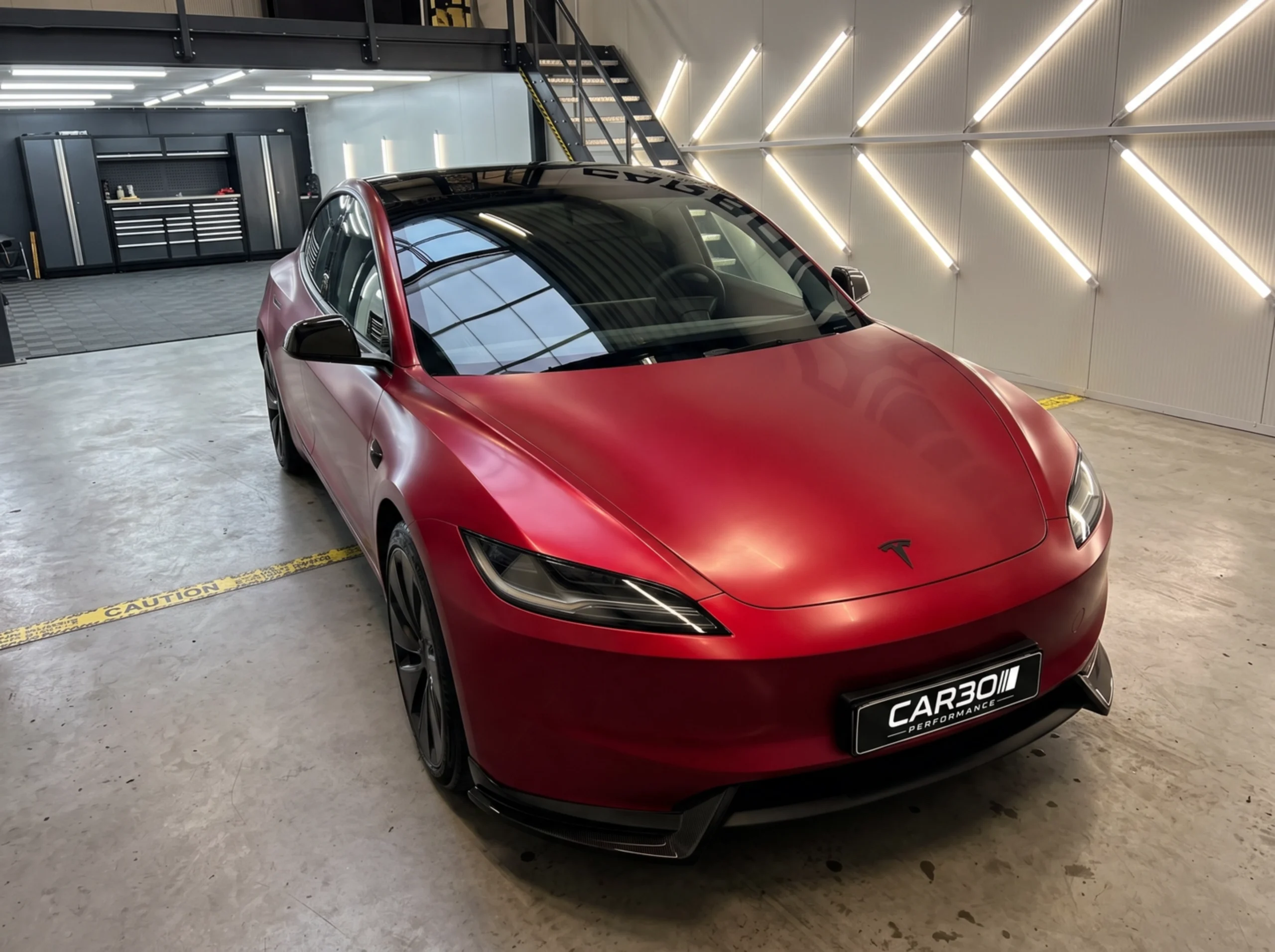 Carbo-Portofilo 15 Nieuwe rode Tesla Model 3 Highland getransformeerd met Matte PPF lakbeschermingsfolie in de studio