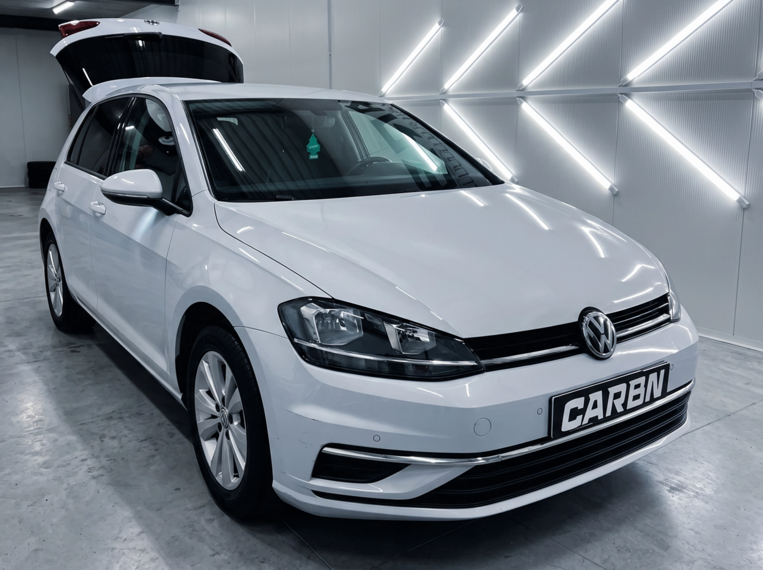 Carbo-Portofilo 23 Witte Volkswagen Golf met geopende kofferbak na een professionele Interior Detailing behandeling in de studio