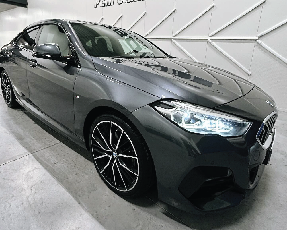 Carbo-Portofilo 22 Grijze BMW 2 Serie Gran Coupé M Sport na een Full Detailing behandeling met spiegelglans in de studio