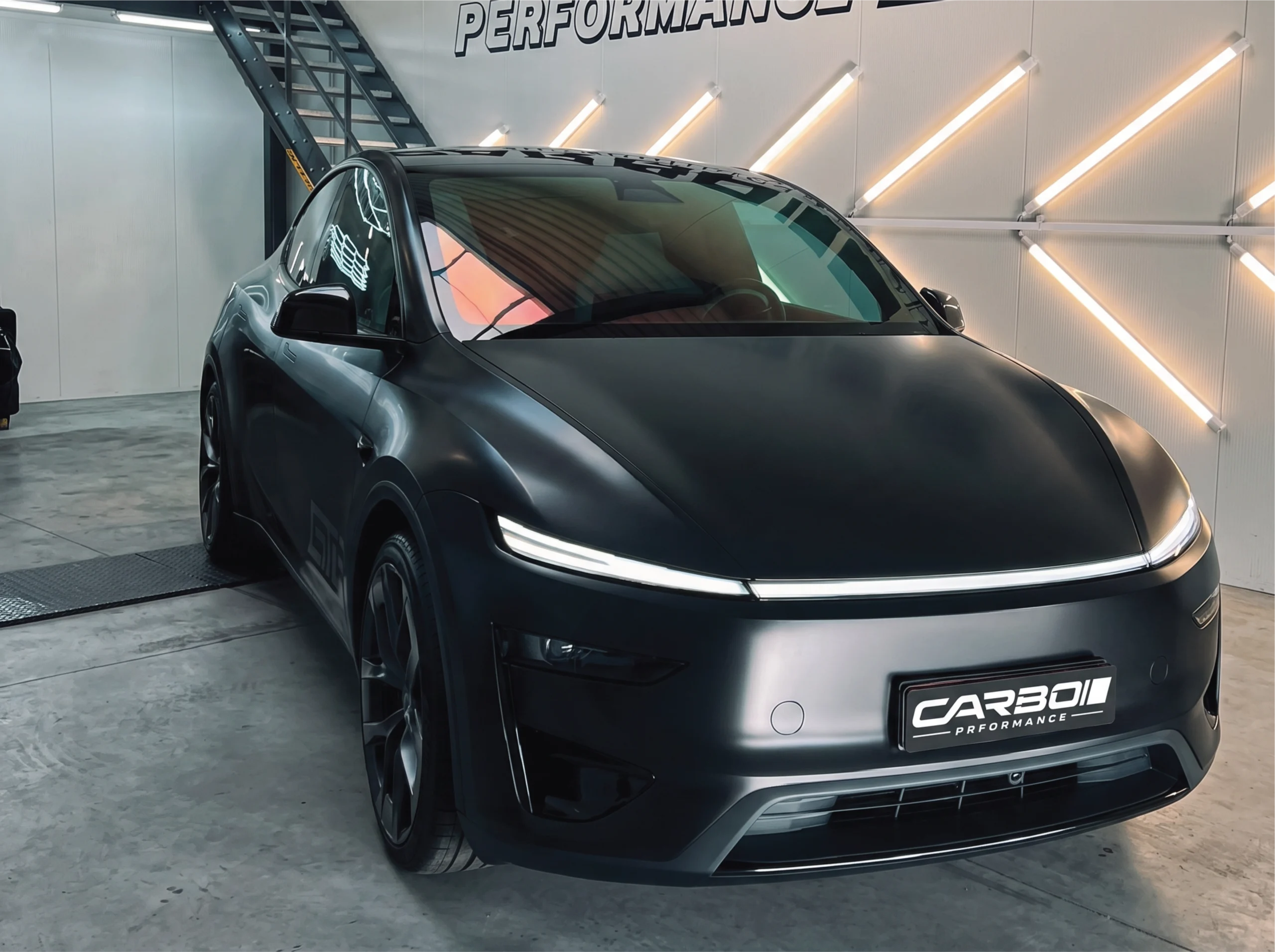 Carbo-Portofilo 10 Nieuwe Tesla Model Y in Satin Black wrap met PPF lakbescherming, kameleoon voorruitfolie en getinte ramen in de studio